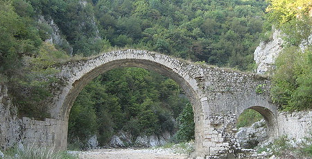 Il cosiddetto ponte di Annibale
sul torrente Platano